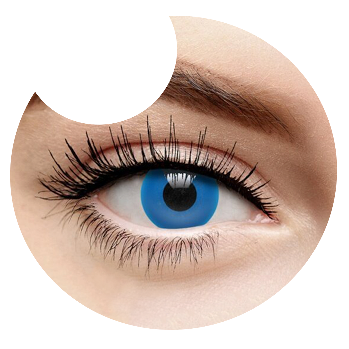Primer plano del ojo con los pupilentes Azul Glow de Optioutlet puestos