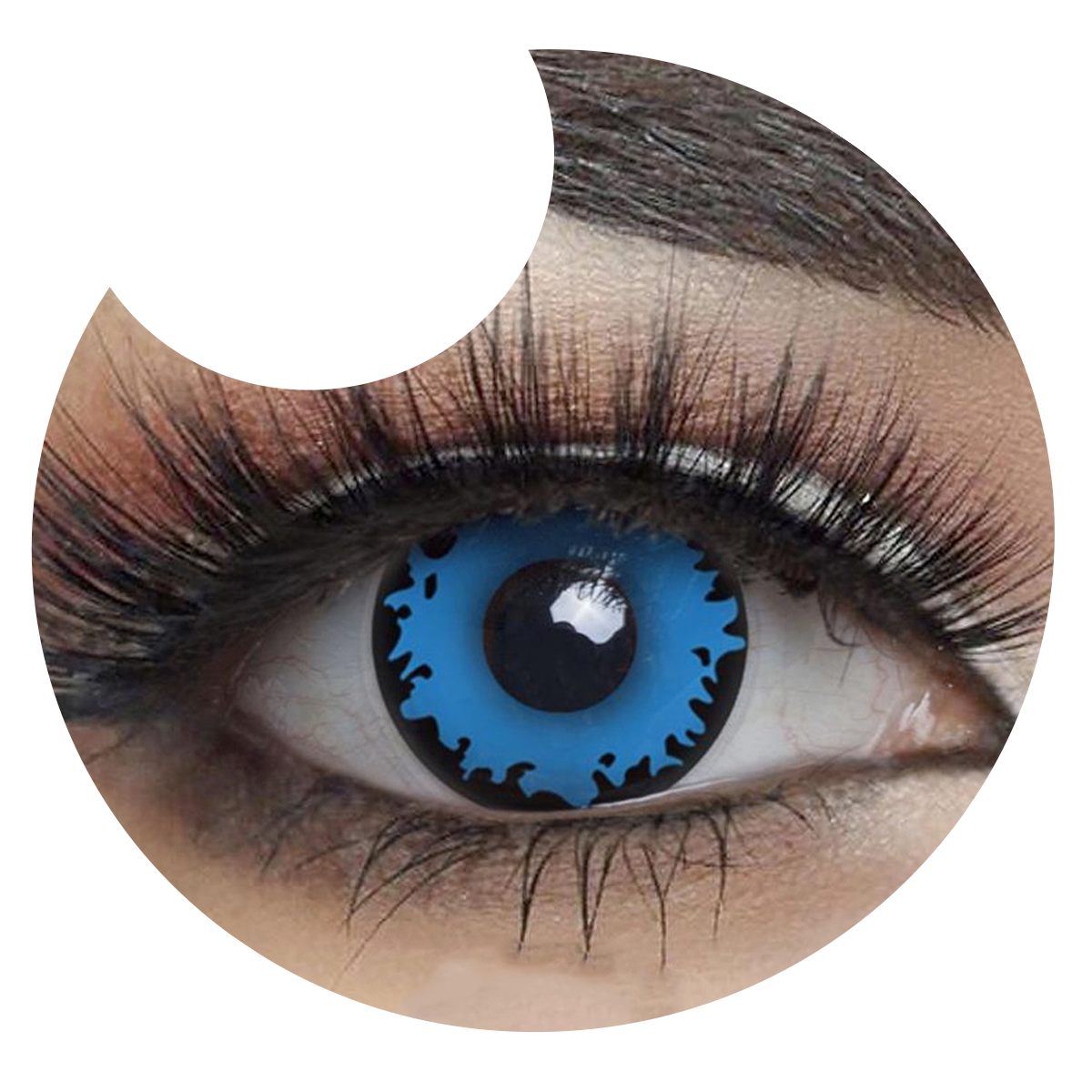 Primer plano del ojo con los pupilentes Azul Vampiro de Optioutlet puestos