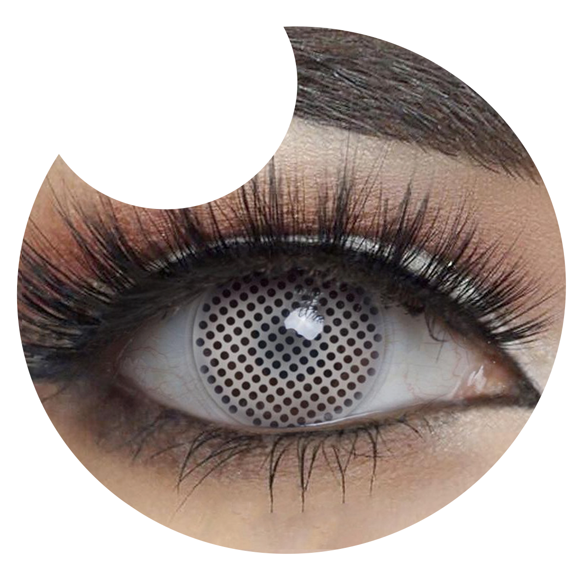 Primer plano del ojo con los pupilentes Blanco Ciego de Optioutlet puestos