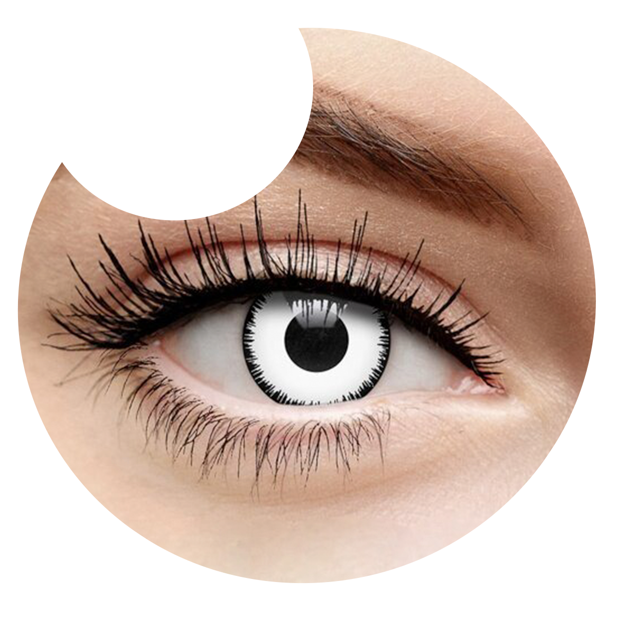Primer plano del ojo con los pupilentes Blanco Eclipse de Optioutlet puestos