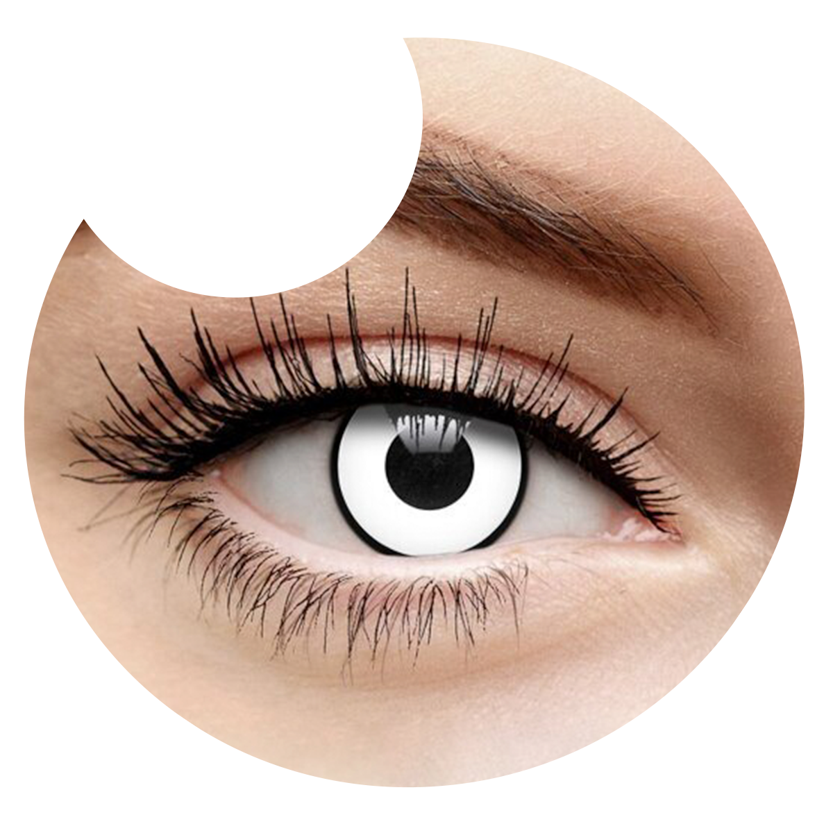 Primer plano del ojo con los pupilentes Blanco Manson de Optioutlet puestos