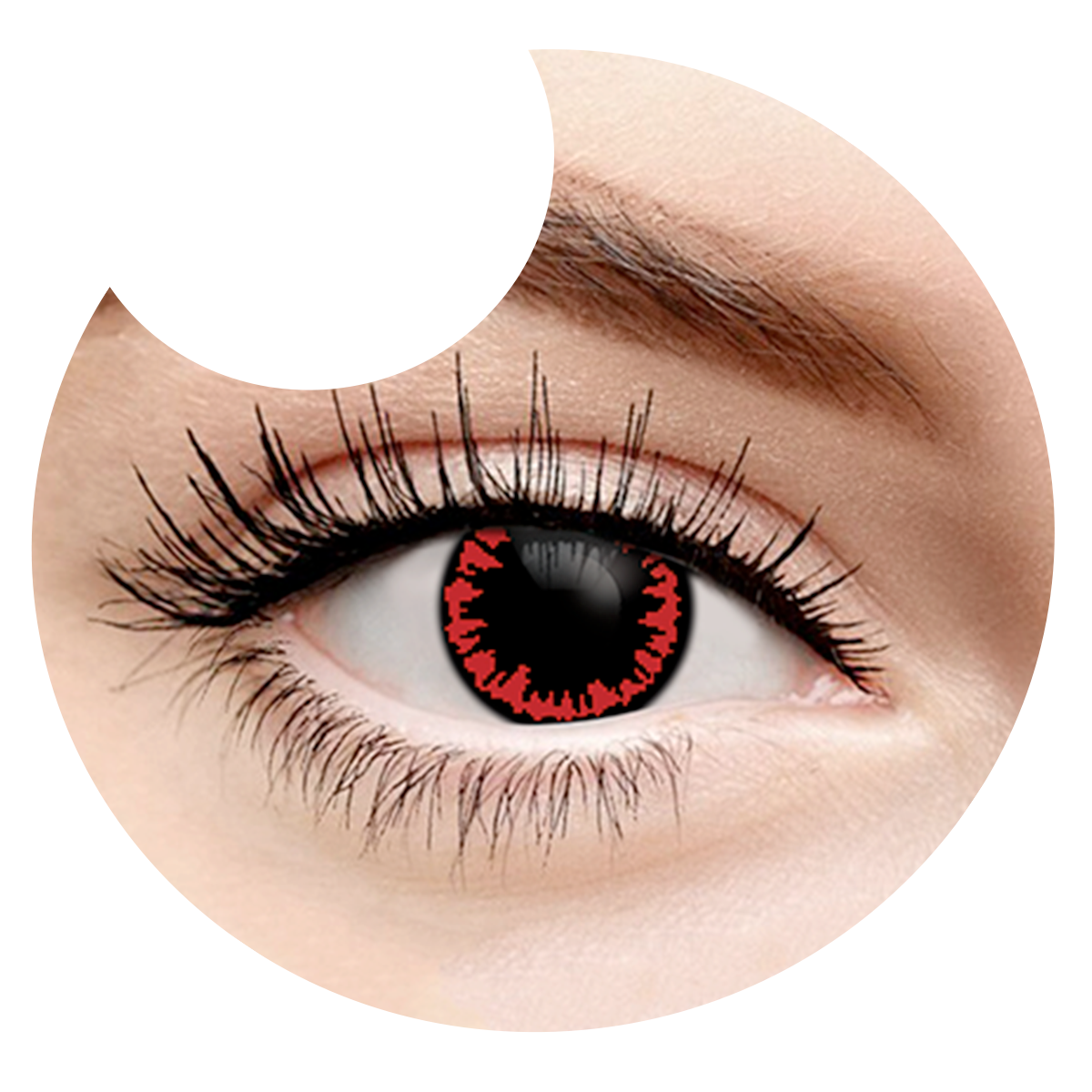 Primer plano del ojo con los pupilentes Demonio Carmesí de Optioutlet puestos