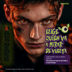Modelo caracterizado con los pupilentes de fantasía Demonio Otoño