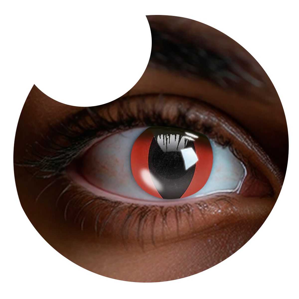 Primer plano del ojo con los pupilentes Gato Rojo de Optioutlet puestos
