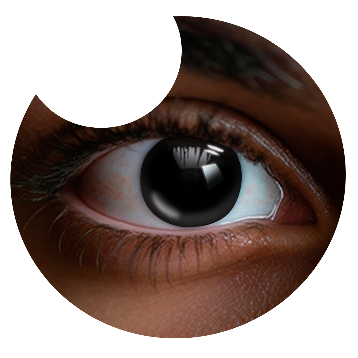 Primer plano del ojo con los pupilentes Negro Esclera de Optioutlet puestos