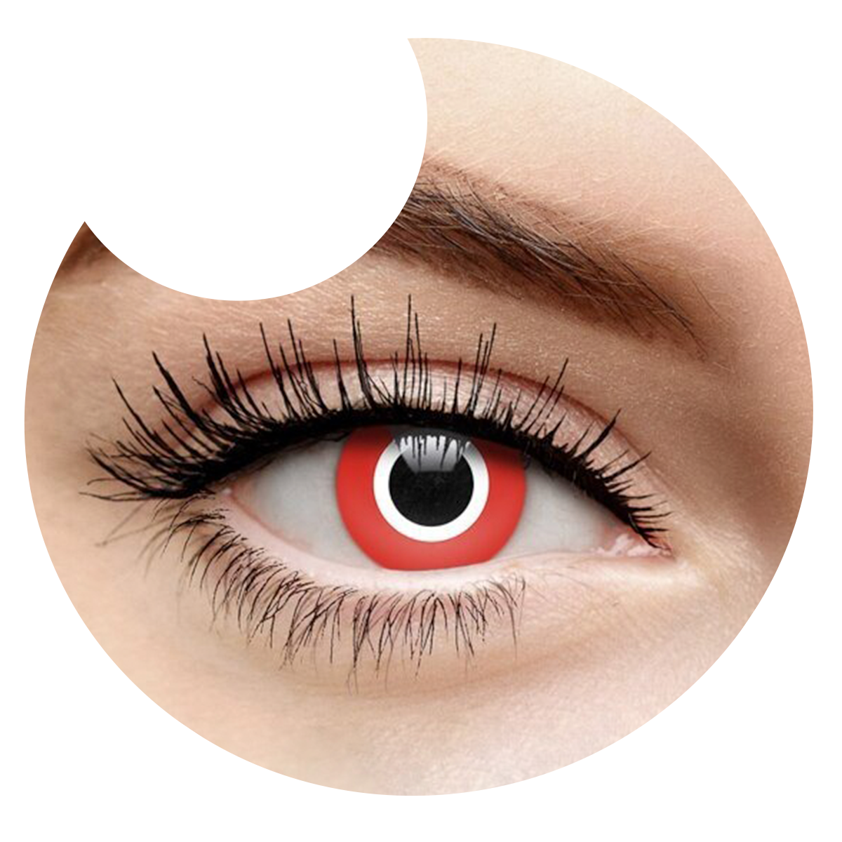 Primer plano del ojo con los pupilentes Rojo Asesino de Optioutlet puestos