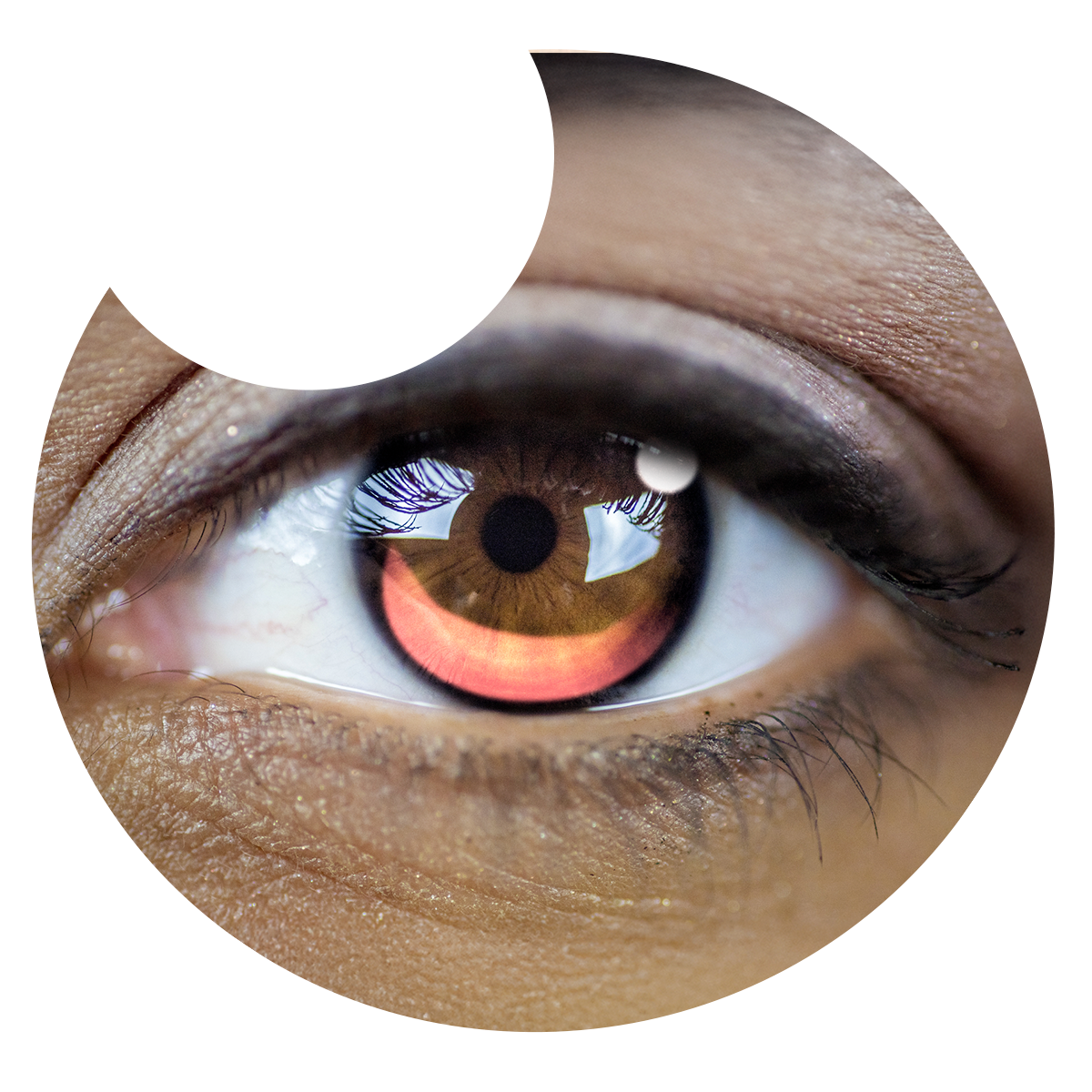 Primer plano del ojo con los pupilentes Rosa Encantado de Optioutlet puestos