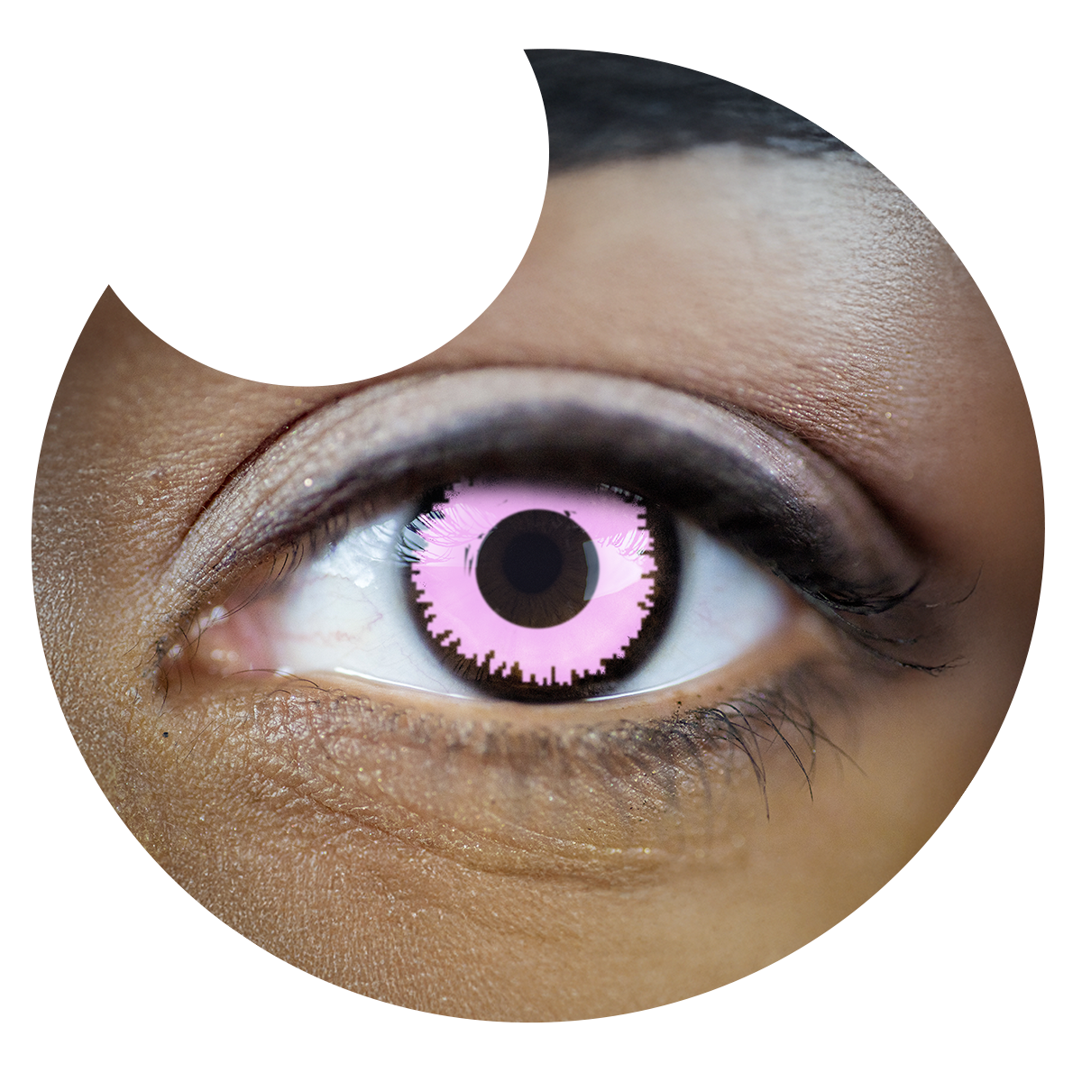 Primer plano del ojo con los pupilentes Rosa Vampiro de Optioutlet puestos