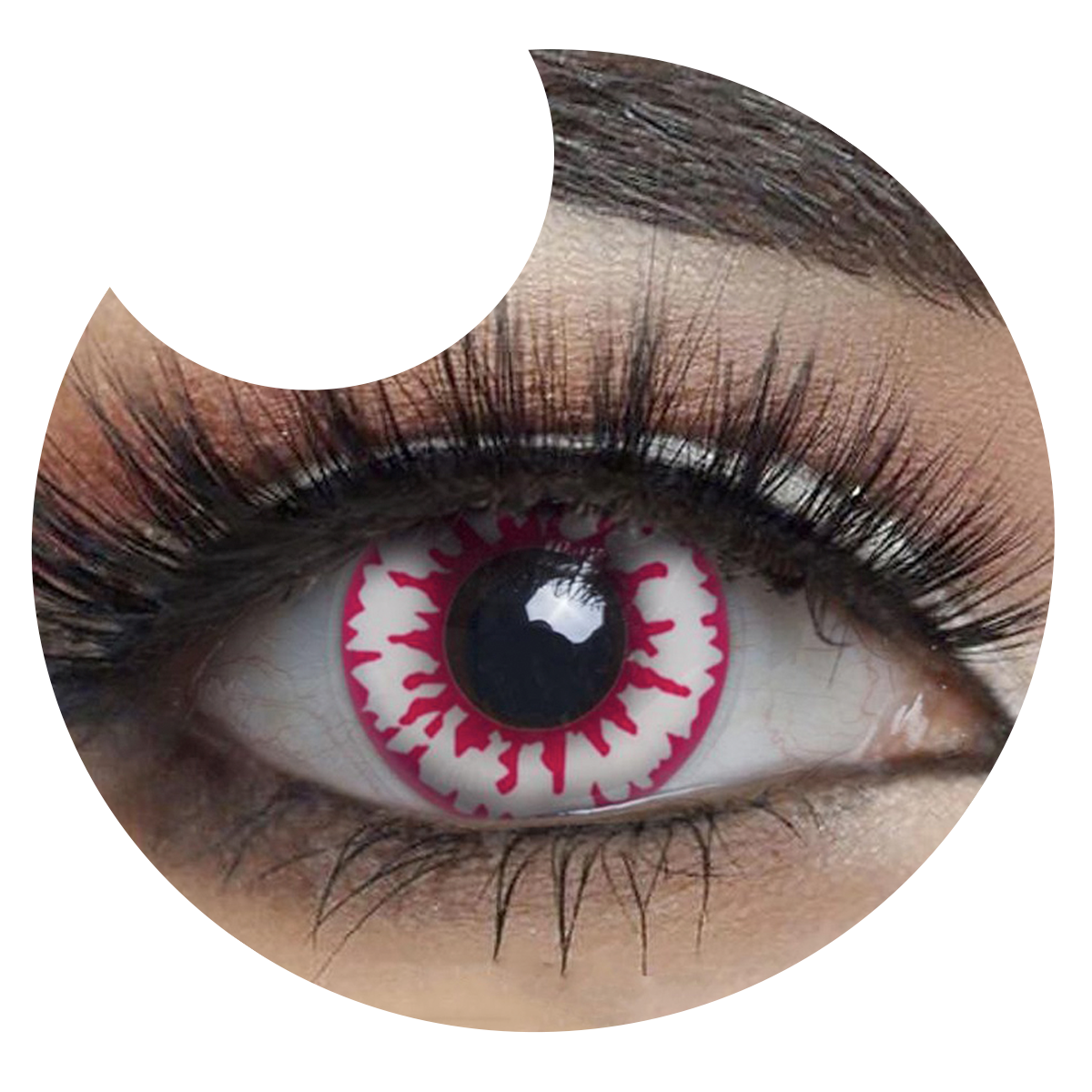 Primer plano del ojo con los pupilentes Sangre Vampiro de Optioutlet puestos
