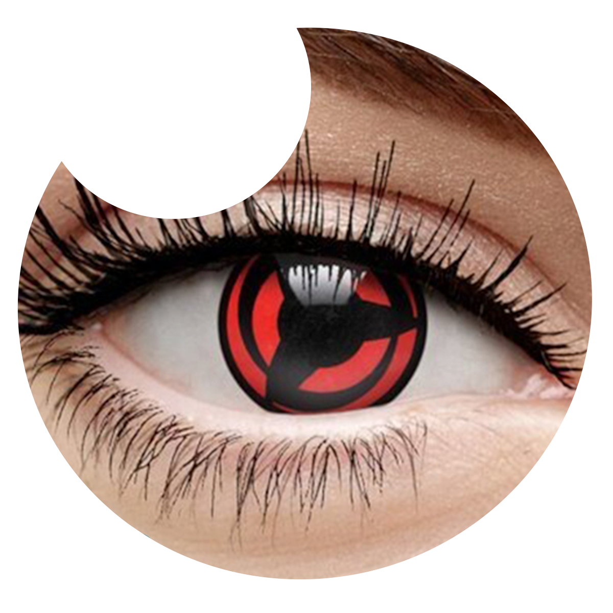 Primer plano del ojo con los pupilentes Sharingan Kakashi de Optioutlet puestos