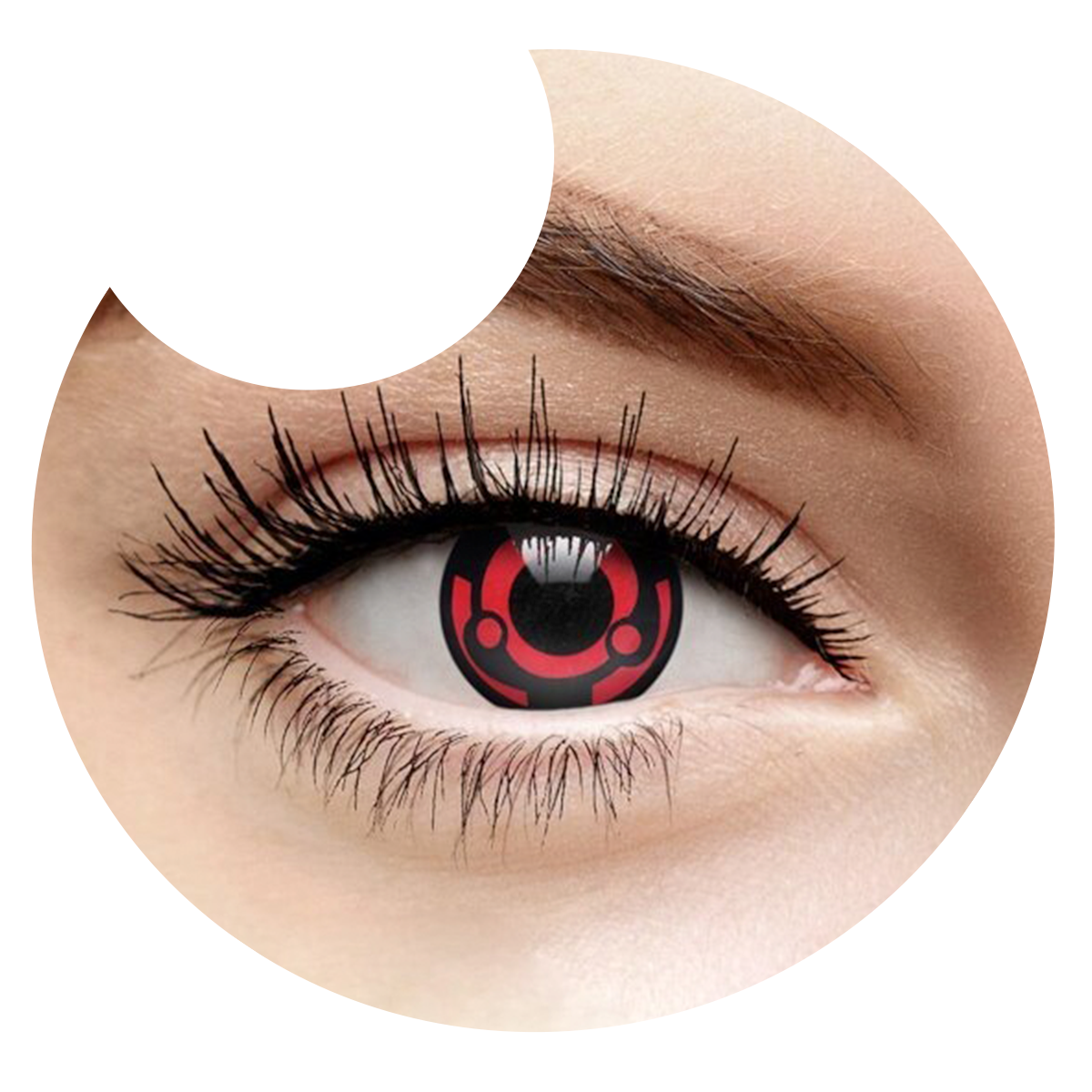 Primer plano del ojo con los pupilentes Sharingan Madara de Optioutlet puestos