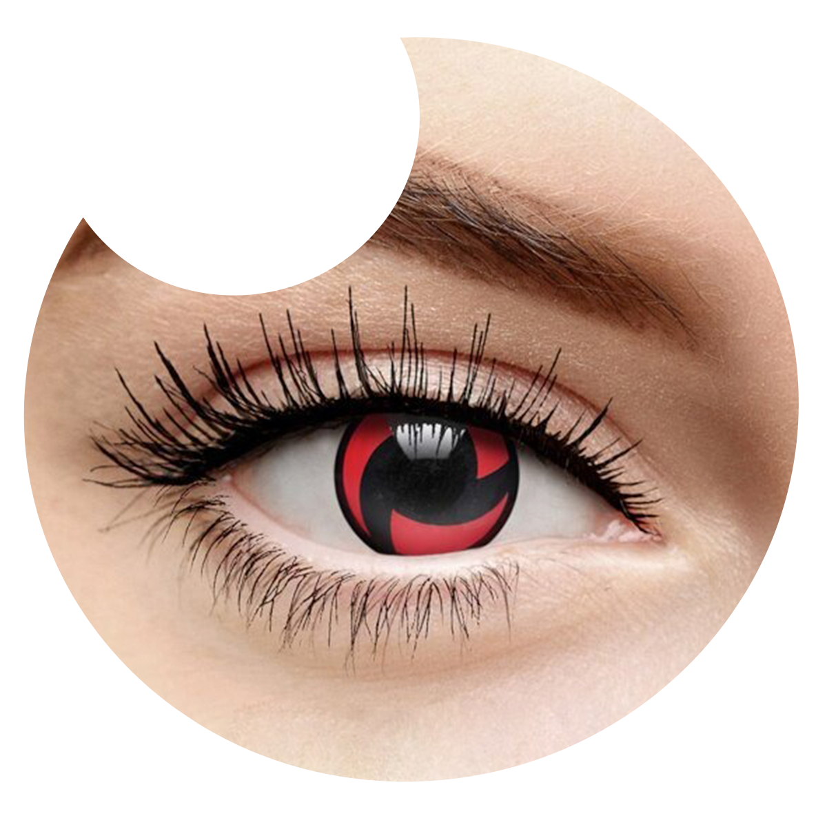 Primer plano del ojo con los pupilentes Sharingan Mangekyou de Optioutlet puestos