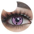 Primer plano del ojo con pupilentes Sharingan Morado Sasuke de Optioutlet