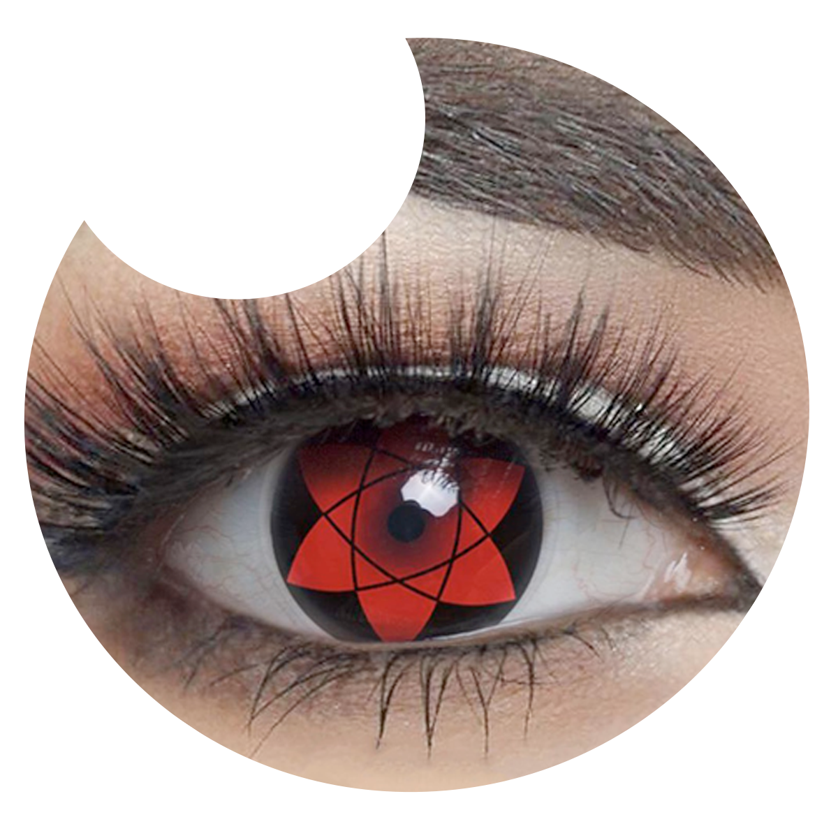 Primer plano del ojo con los pupilentes Sharingan Sasuke de Optioutlet puestos