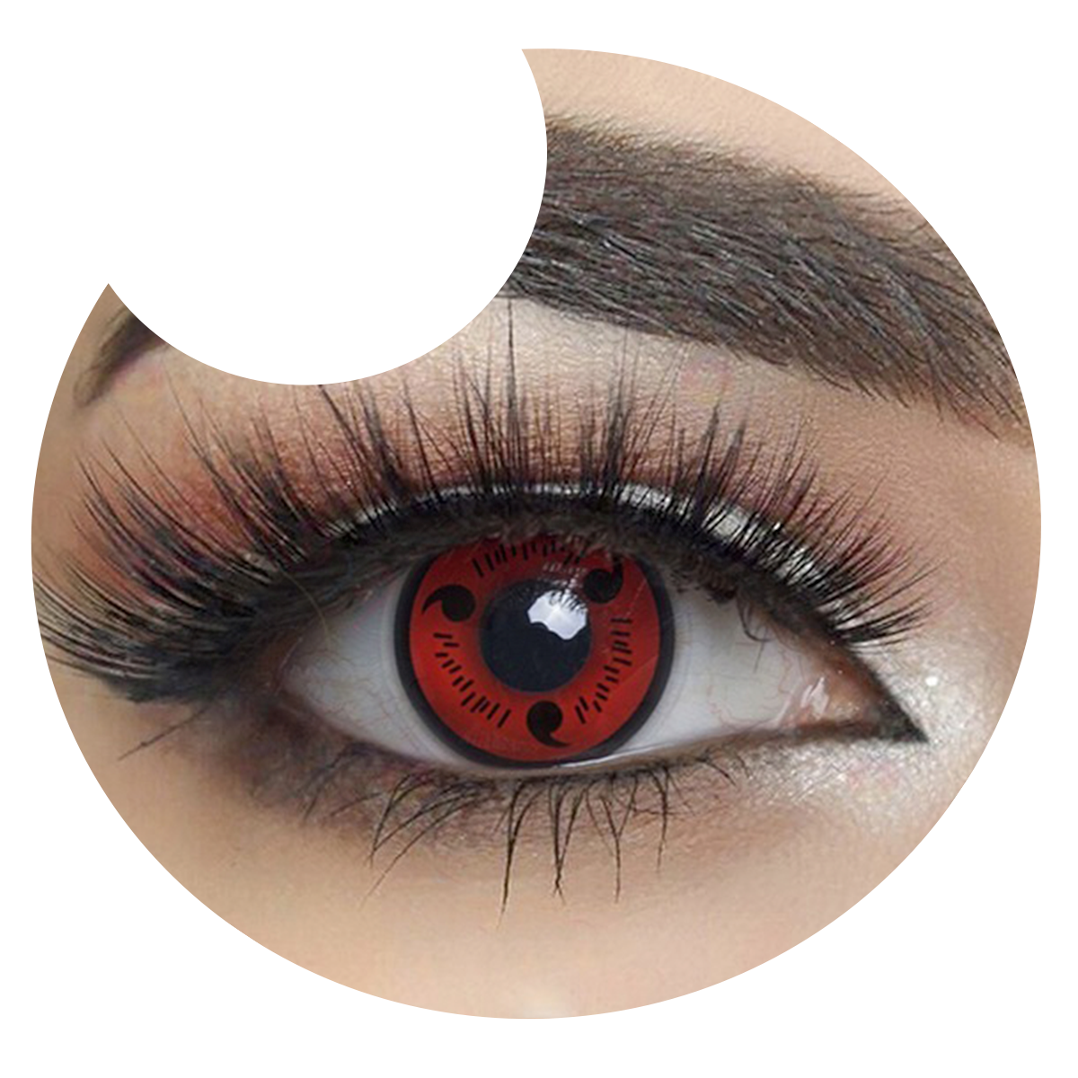 Primer plano del ojo con los pupilentes Sharingan Tomoe de Optioutlet puestos