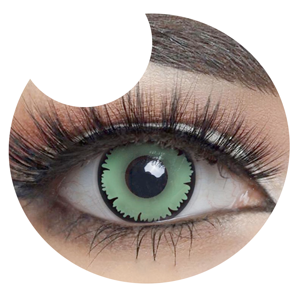 Primer plano del ojo con los pupilentes Vampiro Louis de Optioutlet puestos
