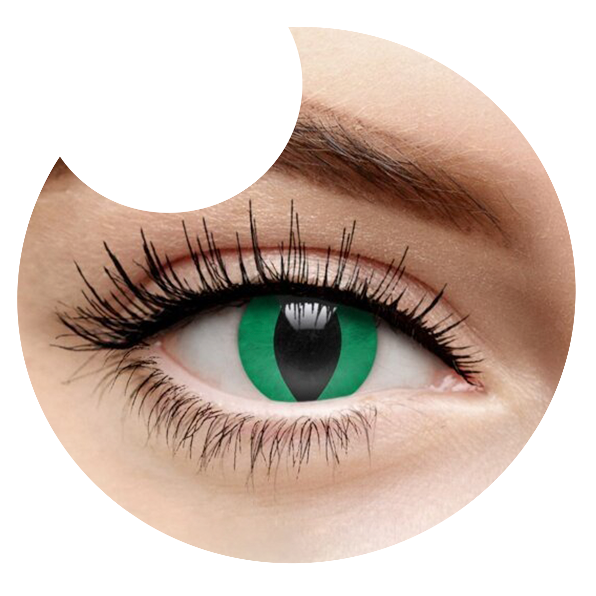 Primer plano del ojo con los pupilentes Verde Cobra de Optioutlet puestos