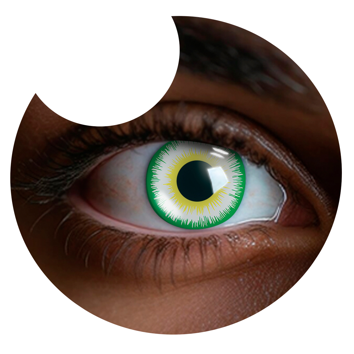Primer plano del ojo con los pupilentes Verde Duende de Optioutlet puestos