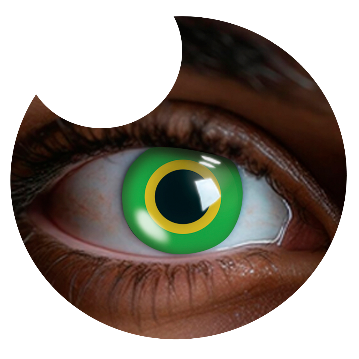 Primer plano del ojo con los pupilentes Verde Lobo de Optioutlet puestos