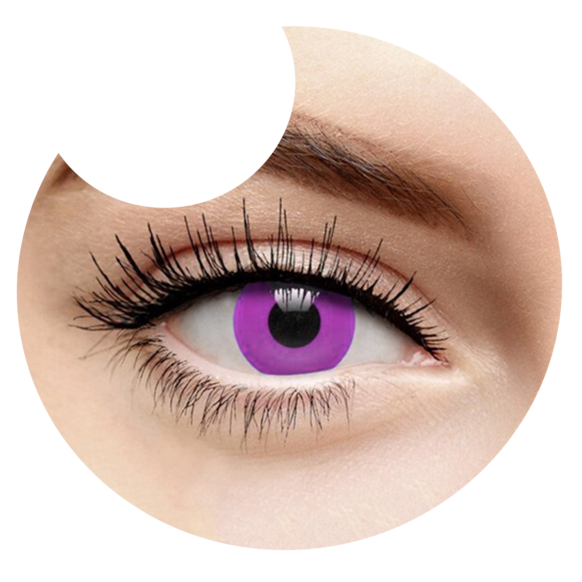 Primer plano del ojo con los pupilentes Violeta Shinobu de Optioutlet puestos